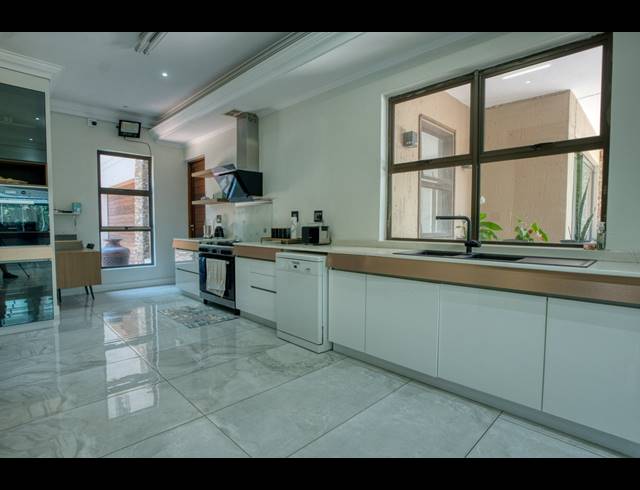 5 BEDROOM HOUSE FOR SALE IN BALLITO CENTRAL